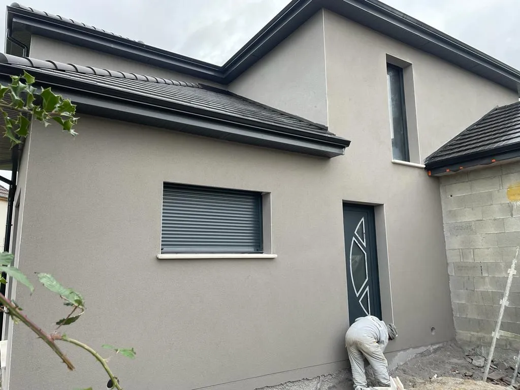 Ravalement de façade en enduit projeté gris à Fécamp