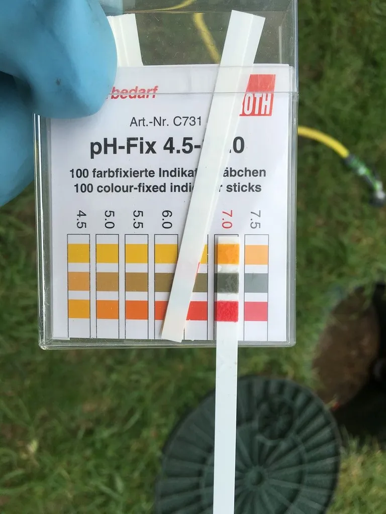 Entretien de micro station d'épuration : prise de pH