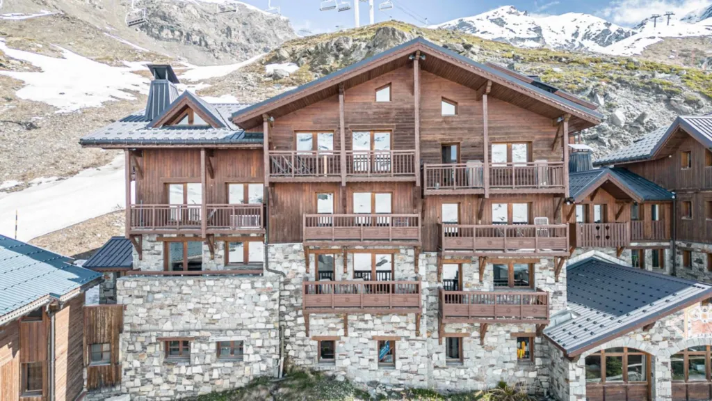 Appartements de standing skis aux pieds à l'architecte typiquement savoyarde à Val Thorens en Savoie