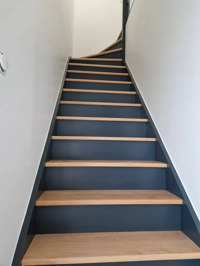Coût pour un escalier bicolore en vitrification et peinture à Lisieux