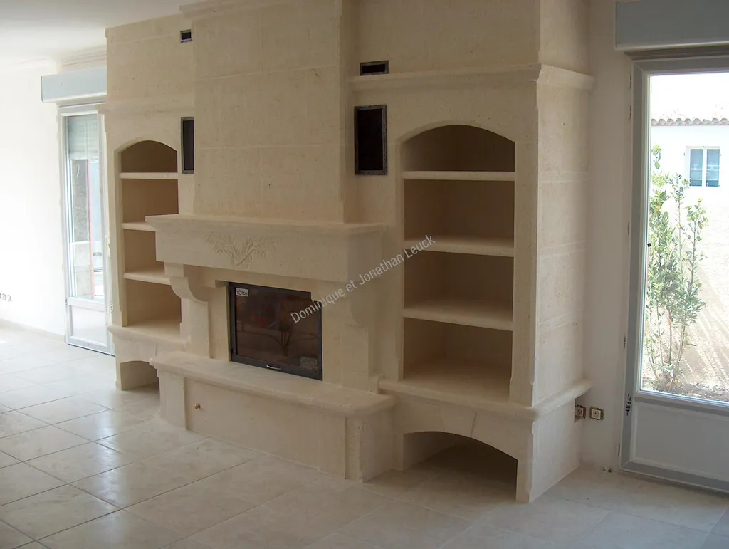 Cheminée, aménagement et hotte en pierre de Beaulieu avec foyer TOTEM