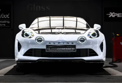 Chaque détail de cette Alpine A110 R a été soigneusement protégé par un film XPEL, posé avec précision par les experts de Gloss Obsession.