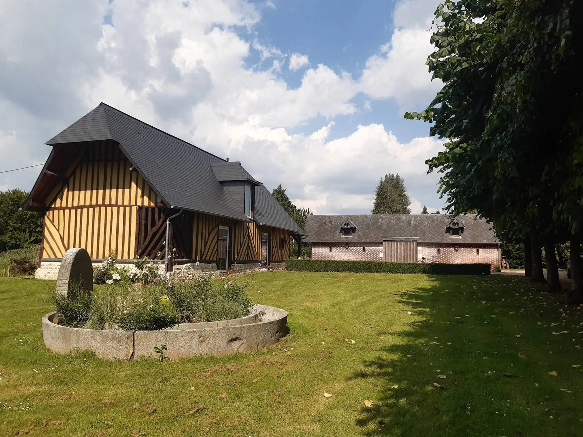 L'agence immobilière Terres et Demeures de Normandie de Lisieux 14100, 41 avenue Victor Hugo, vous présente ce Domaine restauré et situé à seulement 10 minutes de Pont-L'Evêque 14130 et 25 minutes de Deauville 14800.