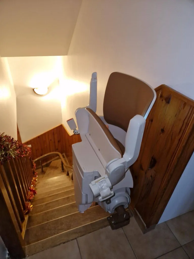 Encombrement minimal sur le palier supérieur pour ce fauteuil monte escalier OTOLIFT Modul'Air Smart dans cet escalier courbe près d'Aix en Provence 