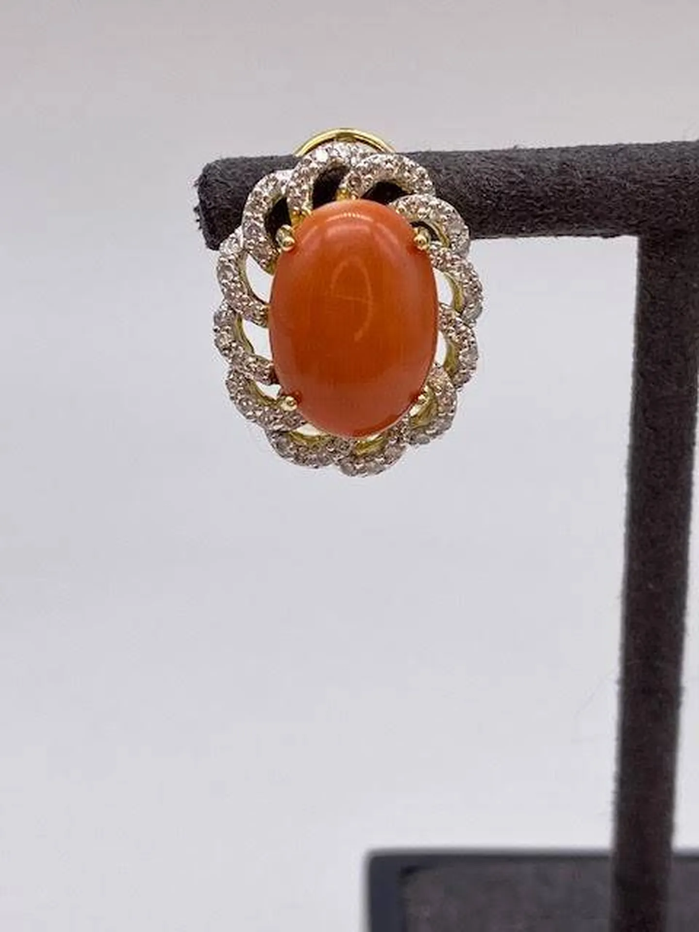 Boucles d'oreilles vintage en or 750/1000ème en dépôt vente avec corail et diamants chez Or ligne bijouterie à La Teste de Buch sur le Bassin d'Arcachon