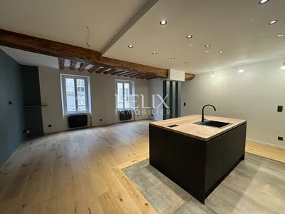 Saint Germain en Laye très bel appartement de 70 M²  d'un immeuble en centre ville près des commerces et du RER A.  