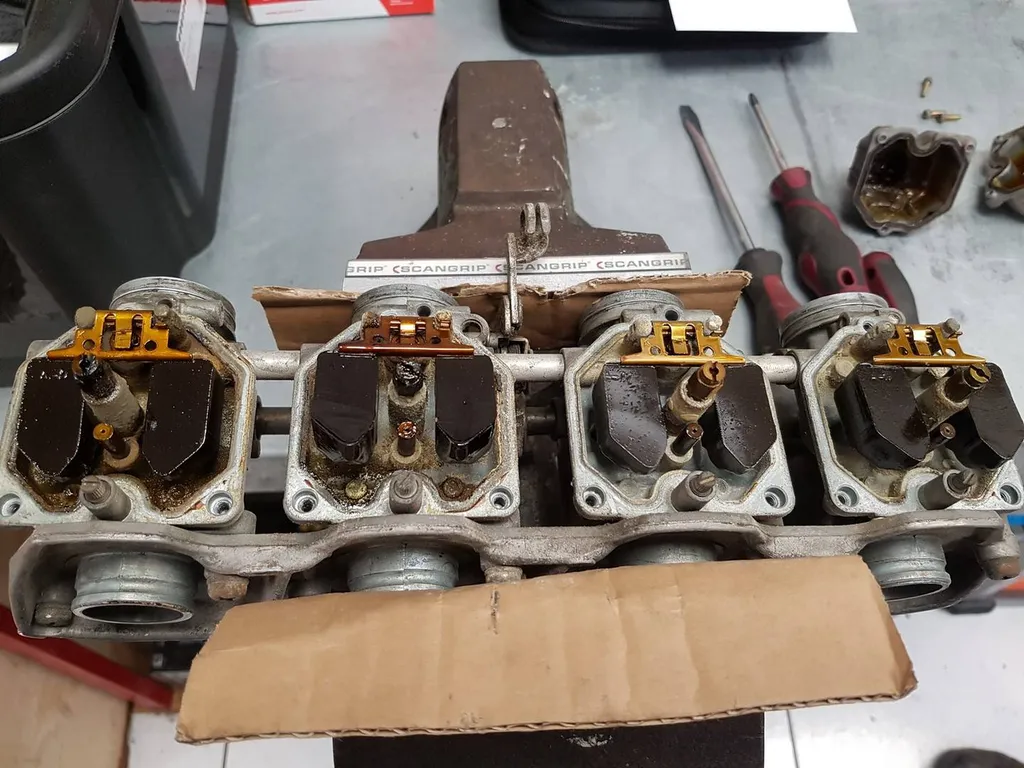 RESTAURATION RAMPE DE CARBURATEUR HONDA CB550 FOUR LA SEYNE SUR MER