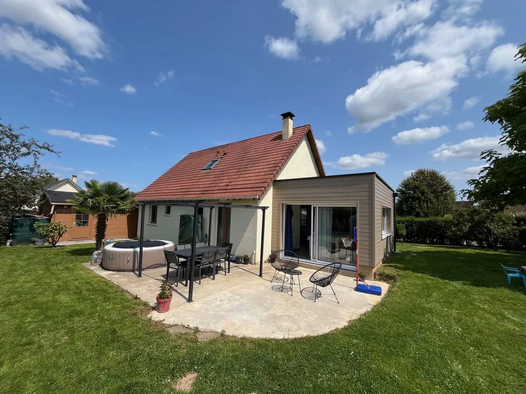 Maison viable de plain pied d'environ 103m² hab. - Dans bourg avec écoles et commerces !