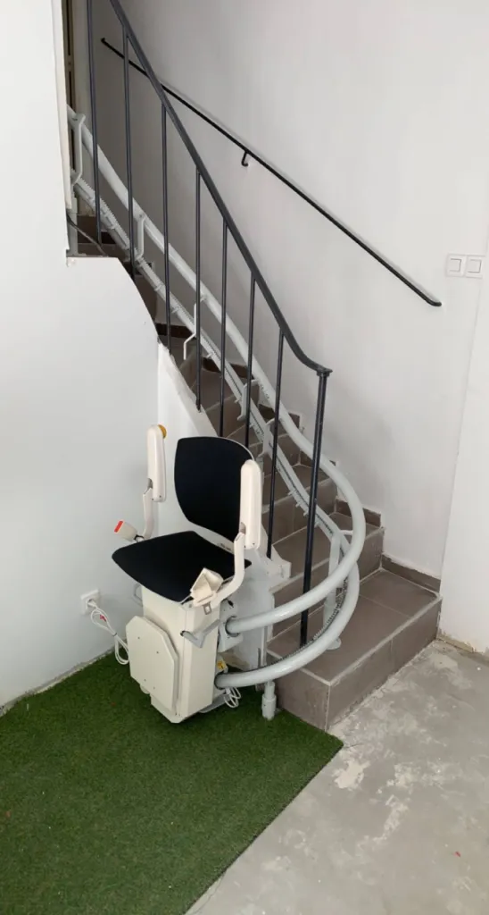 Installation d'un fauteuil monte-escaliers double rail au sein d'une association à Marseille