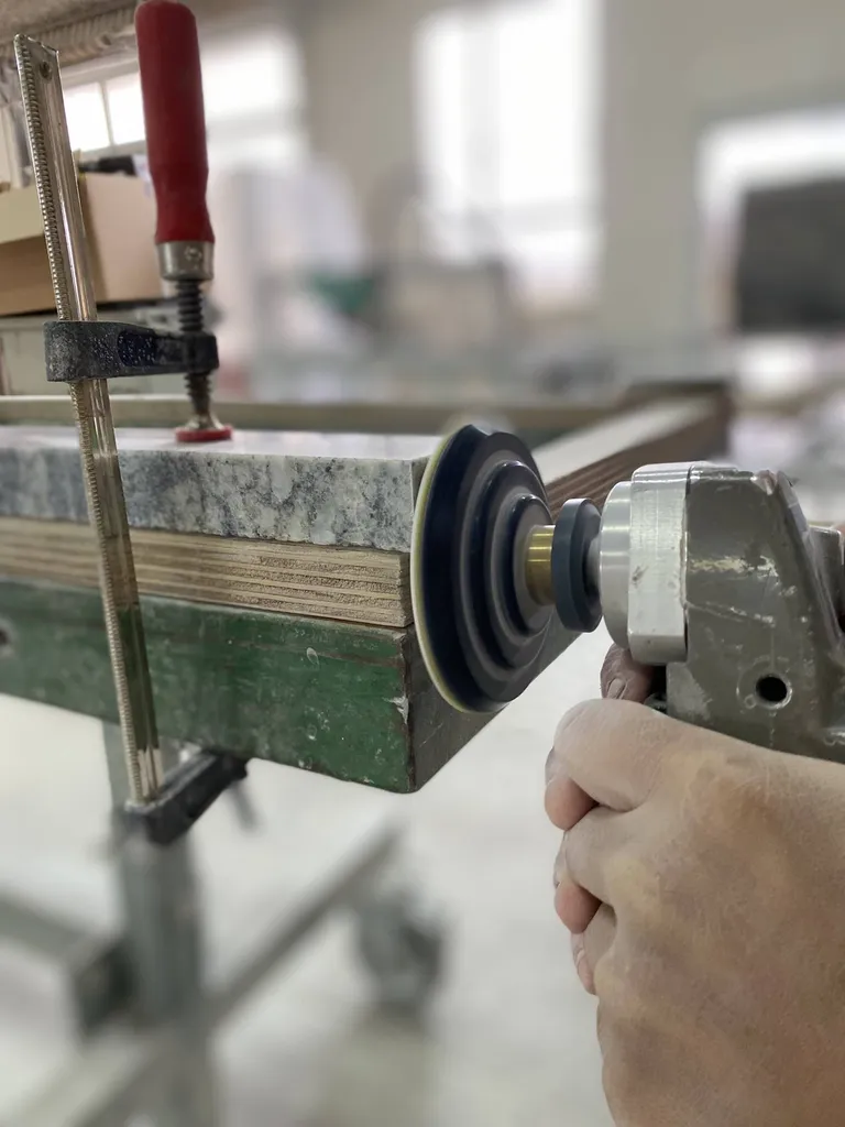 Réalisation et pose d'un pool house en granit piracema à beaucaire 