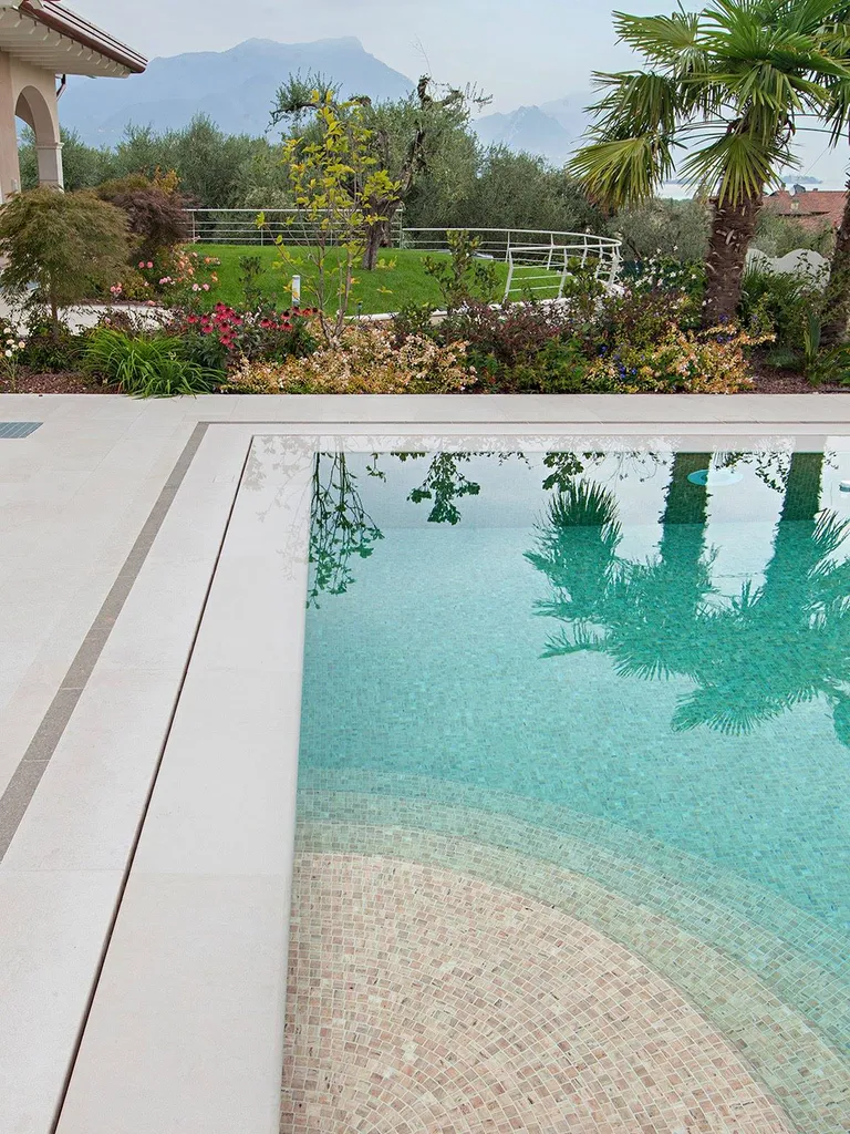 UNE PISCINE EN TRAVERTIN - MOSAÏQUE TRAVERTINO