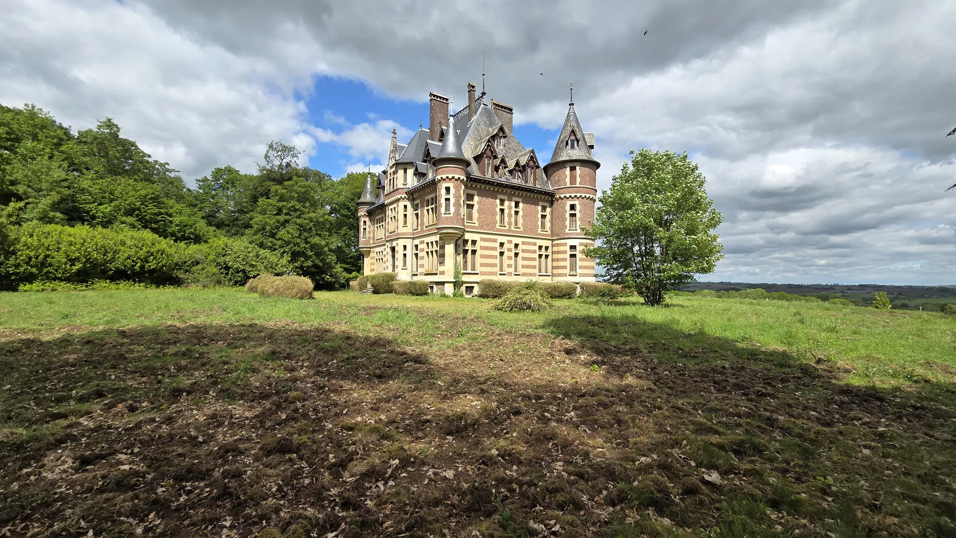 Proximité de Forges les Eaux, au coeur du Pays de Bray, Château des années 1900 à rénover, 76 Normandie