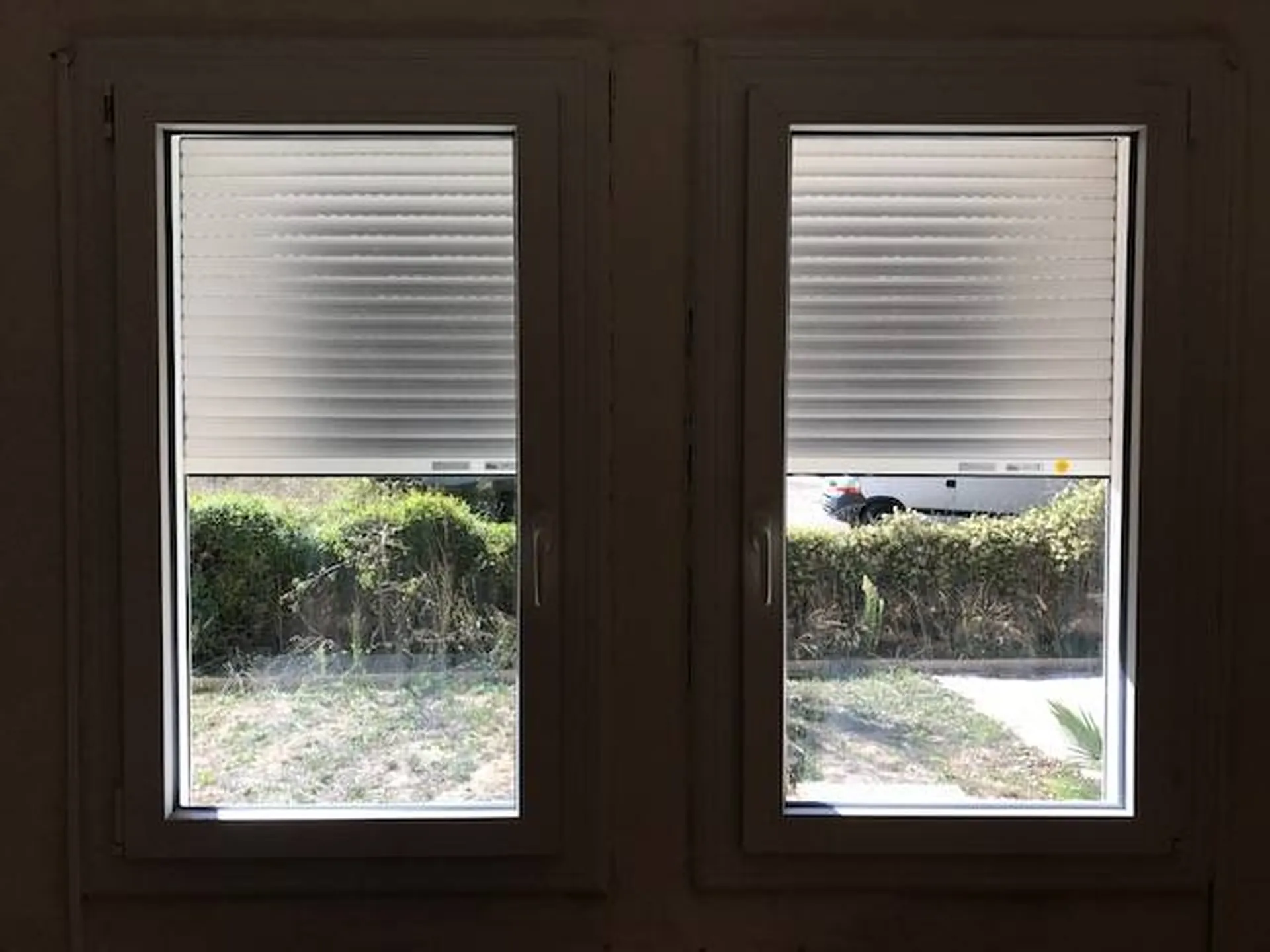 Volet roulant vue intérieur dans la chambre à LUYNES