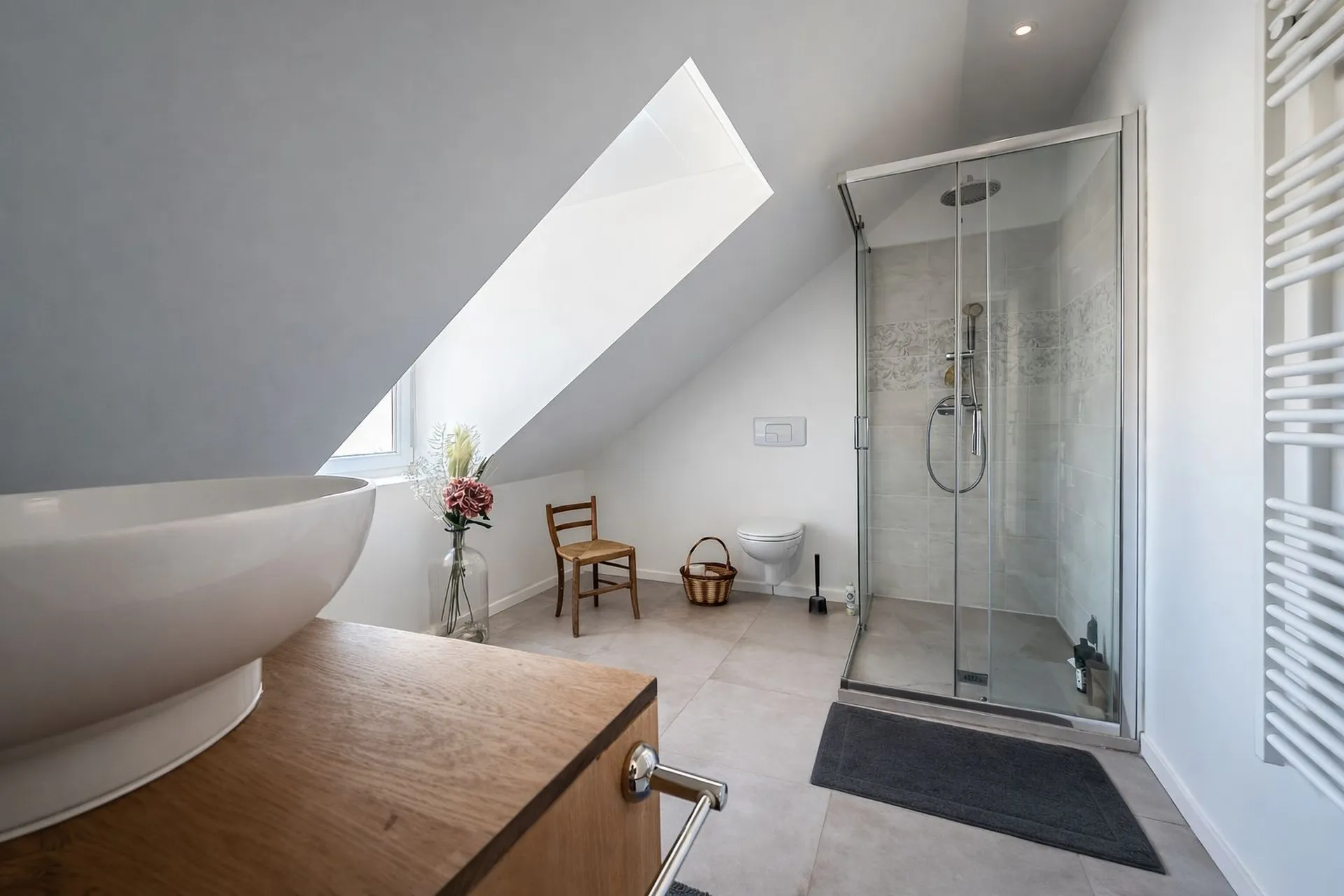 Salle d’eau avec WC au deuxième étage