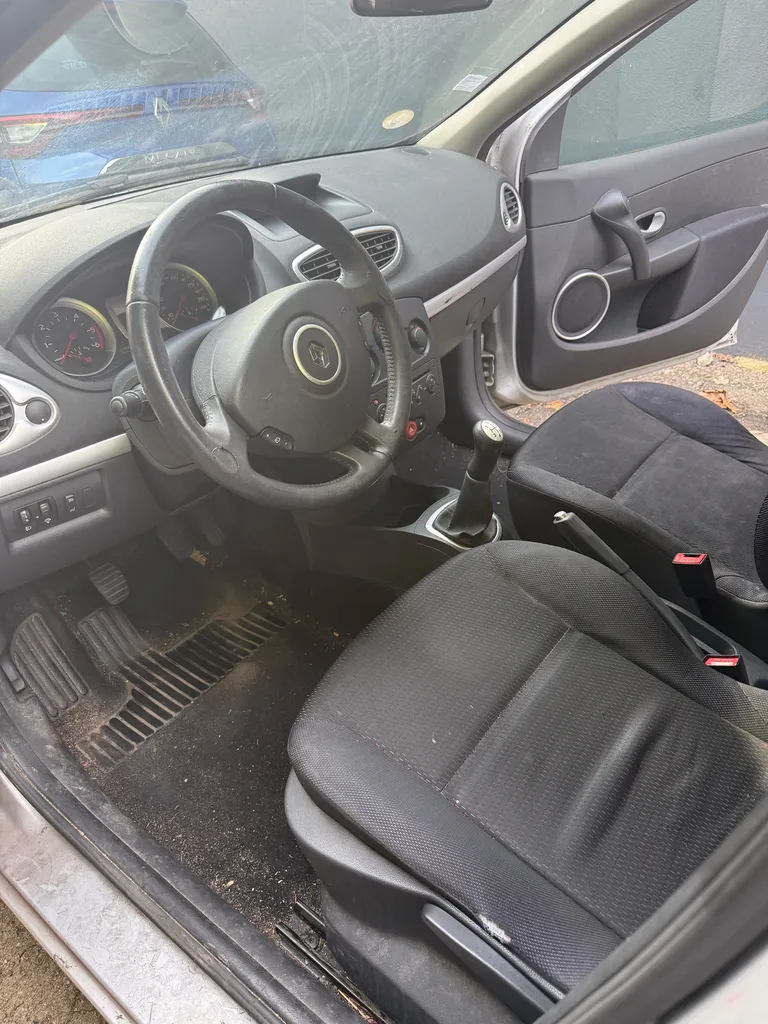 Prestation de nettoyage intérieur haut de gamme avec rénovation complète de l’habitacle d’une Renault Clio 3 à Veauche