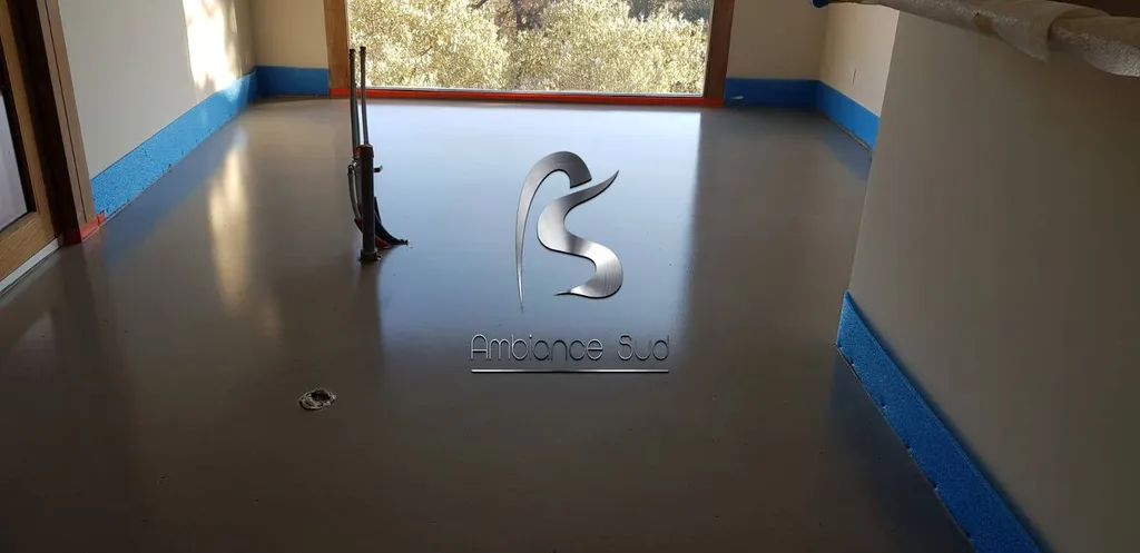 Pose d’un béton ciré industriel à Mérindol à côté d’Aix en Provence