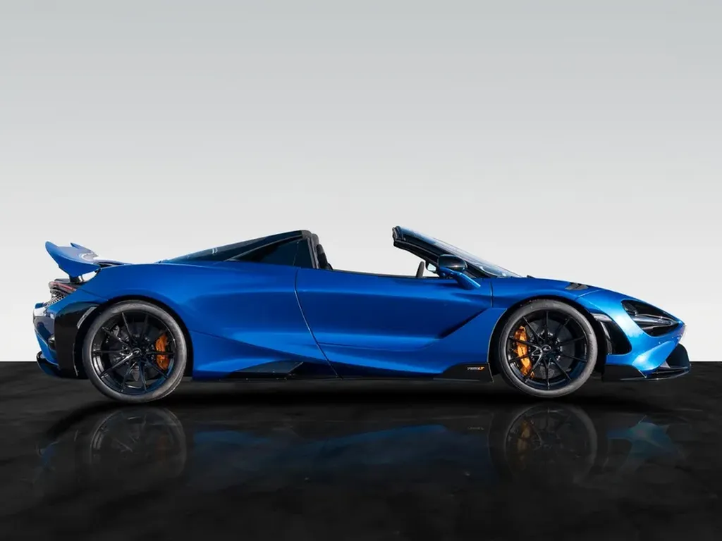 McLaren 765LT Spider profil cabriolet jantes sport et freins performance showroom