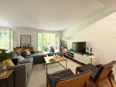 Dans secteur très privilégié de Fourqueux, proche du golf, du Lycée international de Saint -Germain-en-Laye et des accès A13/A14, une jolie maison édifiée sur un terrain de 390 M2.