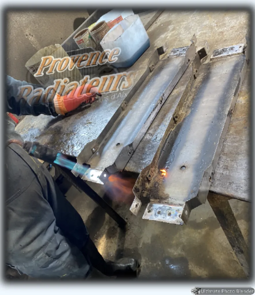 Nouvelles boîtes pour un radiateur de refroidissement de tracteur en PACA.