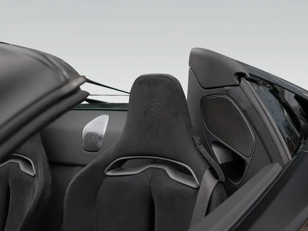sièges Clubsport McLaren Artura Spider Alcantara intérieur sport supercar hybride