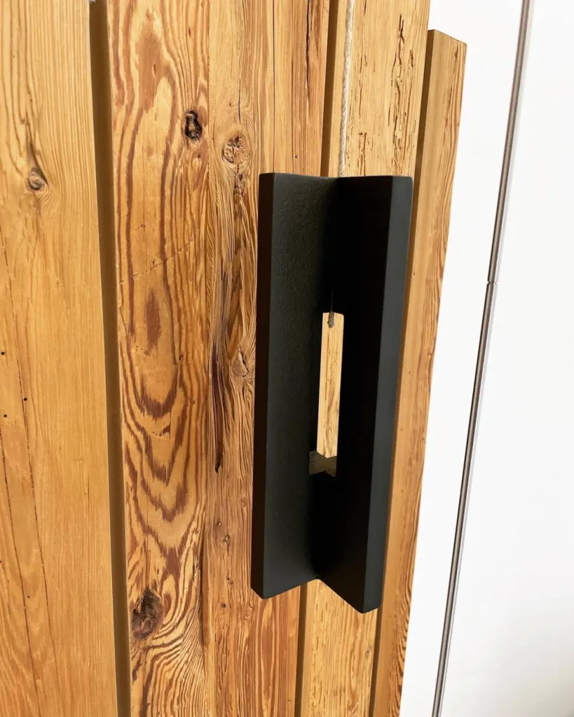 Fabrication mobilier en vieux bois recyclé et résine de synthèse