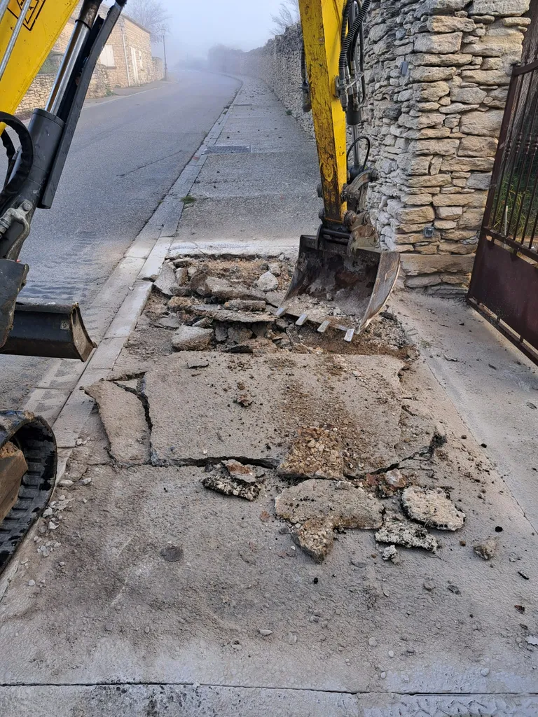 Aménagement de jardin et pose de béton désactivé pour une propriété située à Gordes