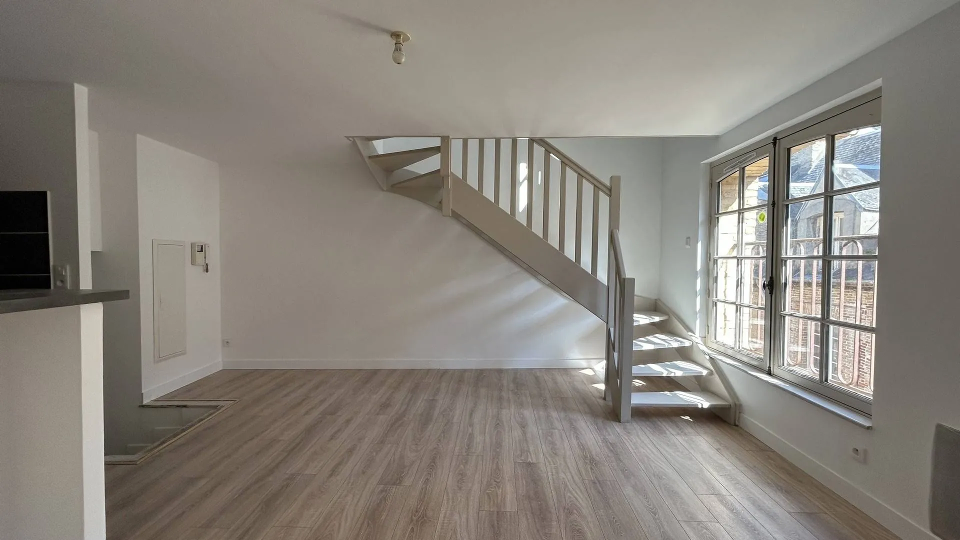 Vends bel appartement lumineux avec cuisine ouverte, idéal pour vos séjours en bord de mer.