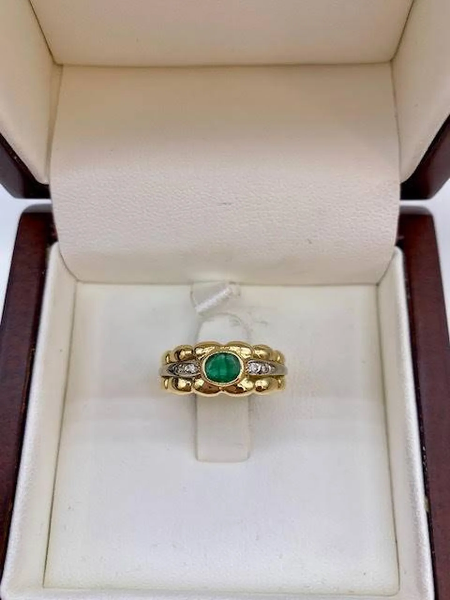 Éclat et Élégance: La Bague Émeraude Matelassée de la Bijouterie Or Ligne près d'Arcachon