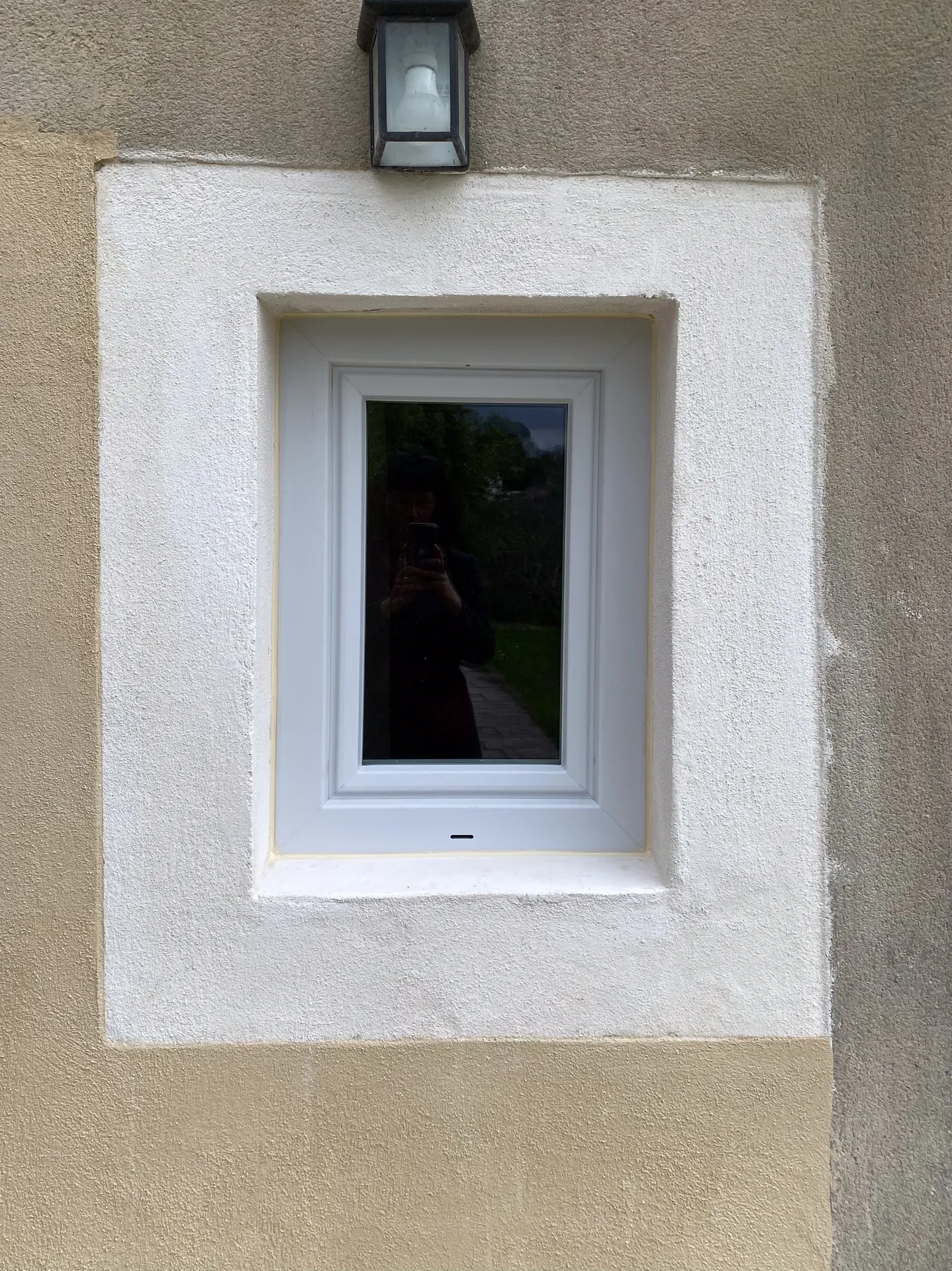Modernisation d’une façade aux Vans, aux portes des Cévennes : l'efficacité du PVC pour un rendu sobre et durable