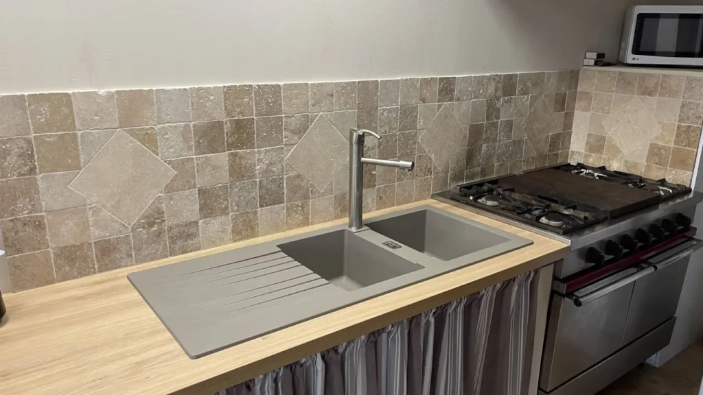 Travertin pour carrelage intérieur et extérieur autour d'une piscine avec margelle en pierre naturelle proche Bergerac, Périgueux entre Bordeaux et Sarlat