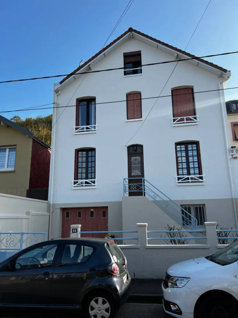 Ravalement de façade avant/après sur une maison à Harfleur