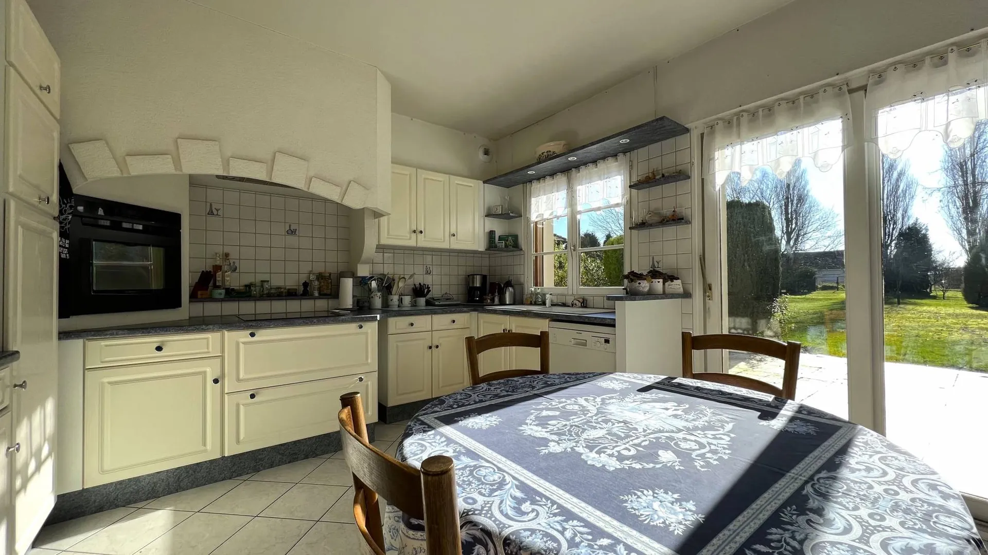 Une belle cuisine aménagée et équipée avec accès jardin