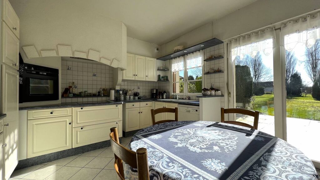 Une belle cuisine aménagée et équipée avec accès jardin