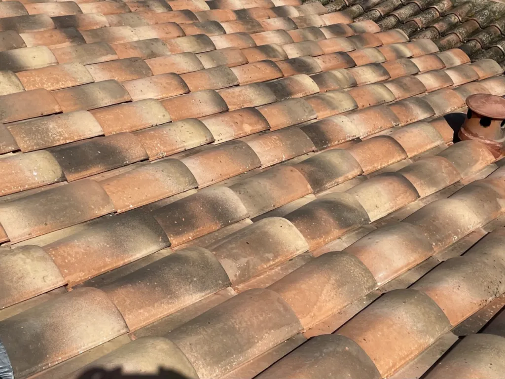nettoyage et traitement des tuiles d’une toiture de maison sur Saint Victoret près de Martigues