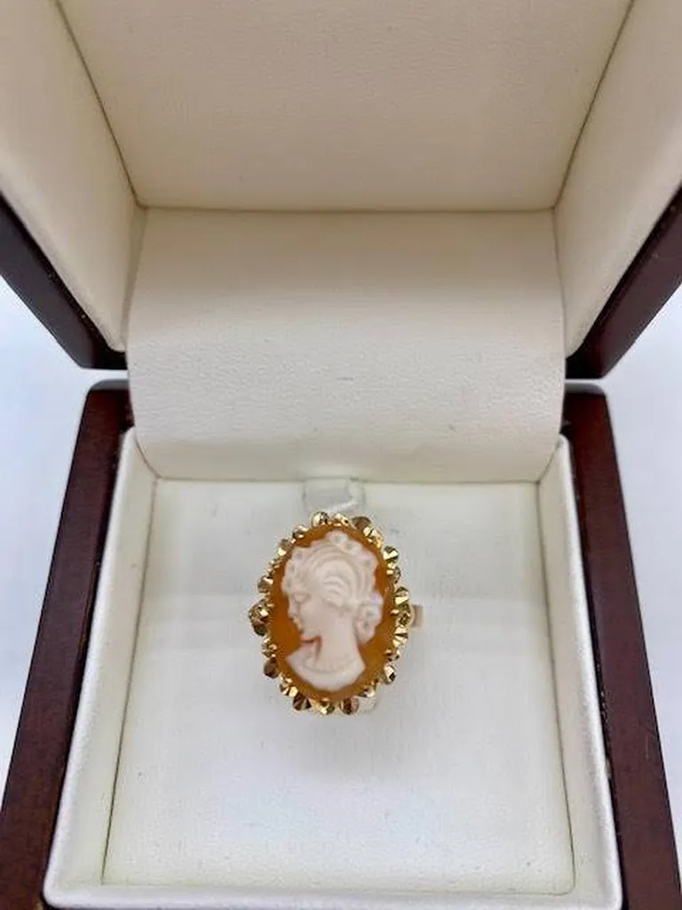 Élégance Intemporelle: La Bague Camée en Or de la Bijouterie Or Ligne sur La Teste de Buch en Gironde