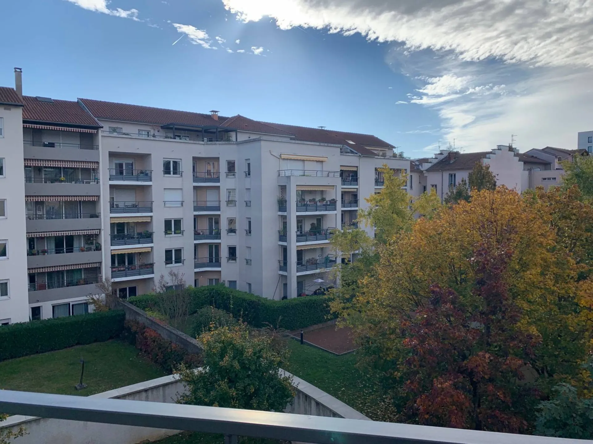 Appartement T3 avec box en sous sol dans un environnement calme et résidentiel avec jardin intérieur à Lyon 8ème
