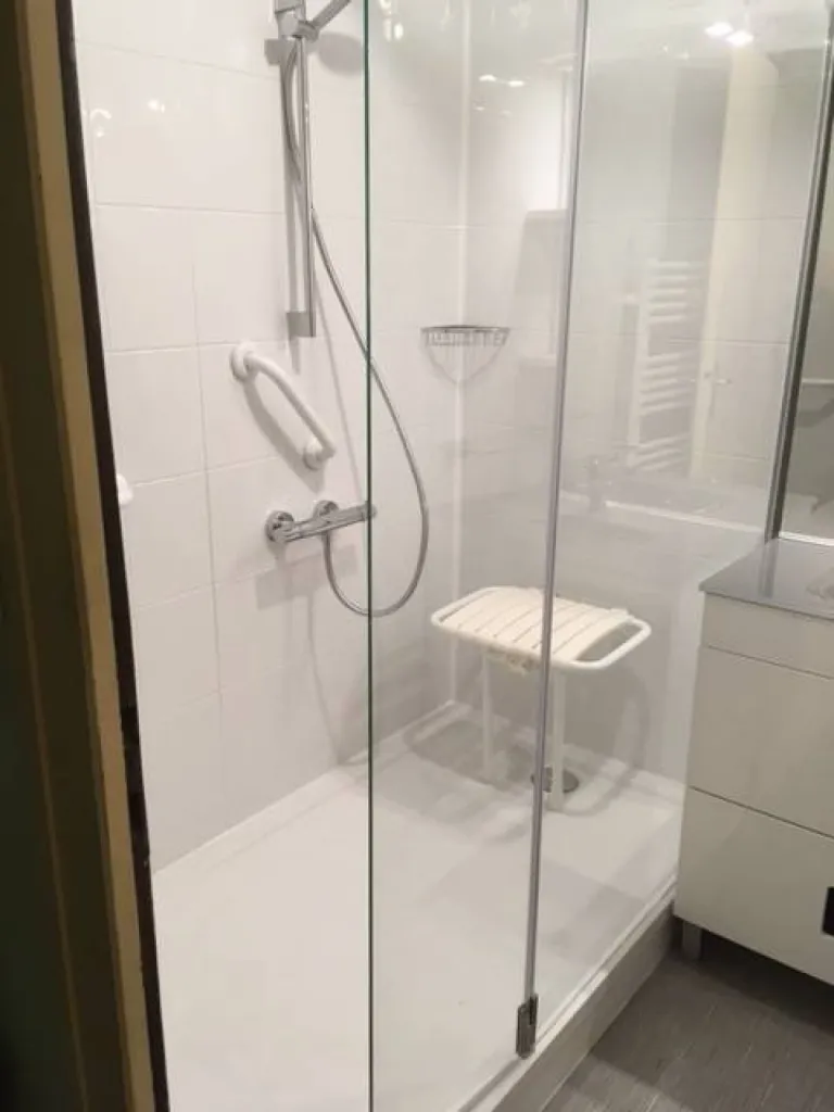 Douche idéale remplacement de baignoire par douche sénior sécurisée à Cergy Pontoise Val d'Oise (95) IdF