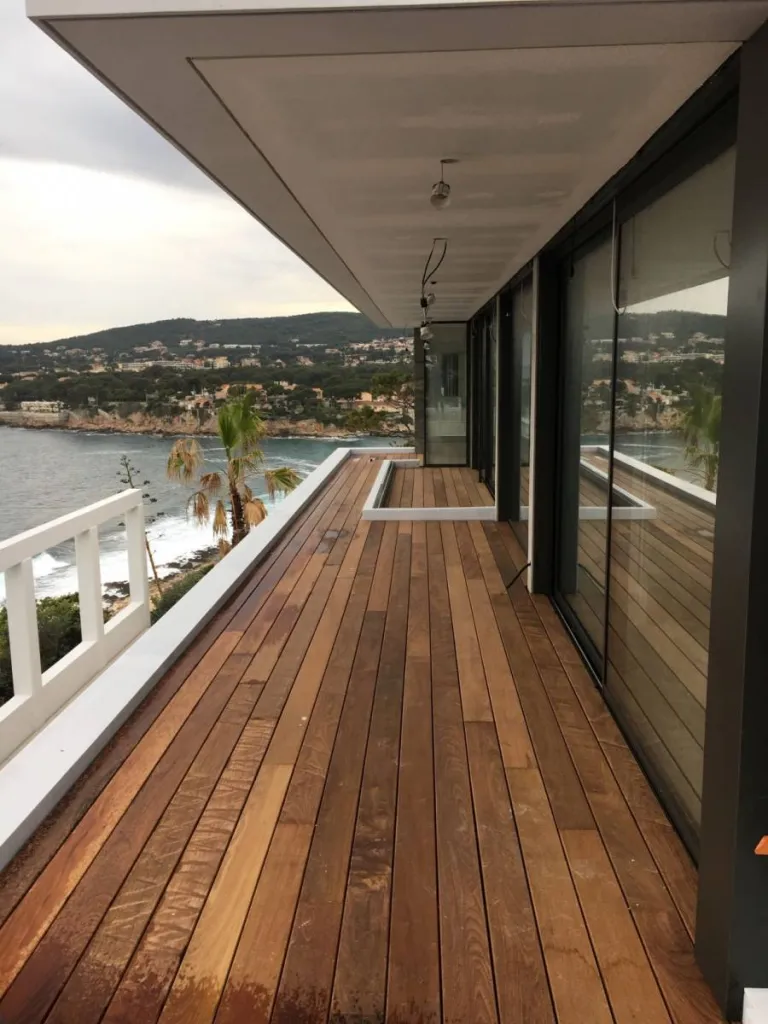 Intervention SGF Étanchéité sur une villa au design Bauhaus : technicité des systèmes et lignes épurées parfaitement respectées.