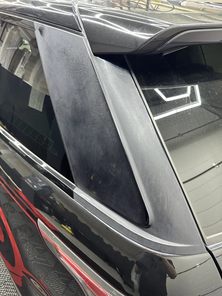 Rénovation et correction des montants piano black ternis sur Range Rover HSE proche Marne-la-Vallée en Seine-et-Marne