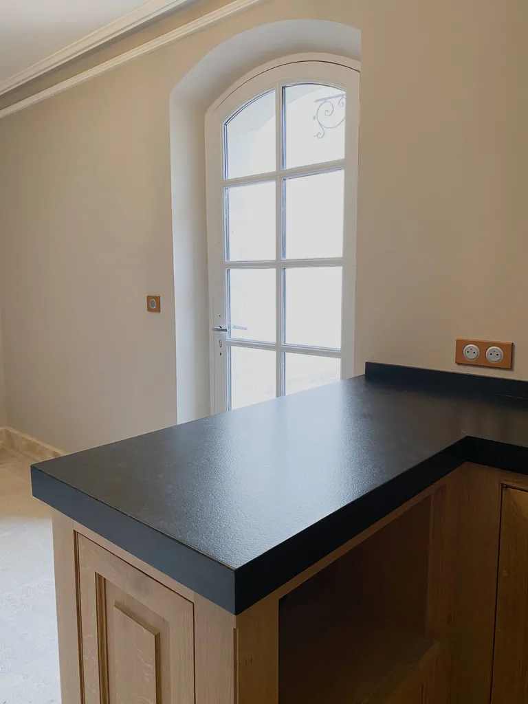 Réalisation et pose d'un plan de cuisine en granit noir Zimbabwé à Arles 