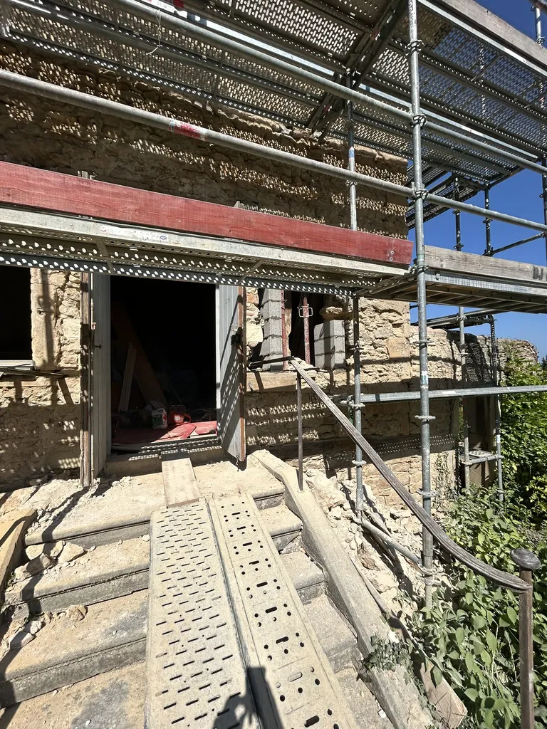 Vue d'ensemble de notre équipe de maçons en pleine action pendant les opérations lourdes d'étaiement et de sécurisation des charges