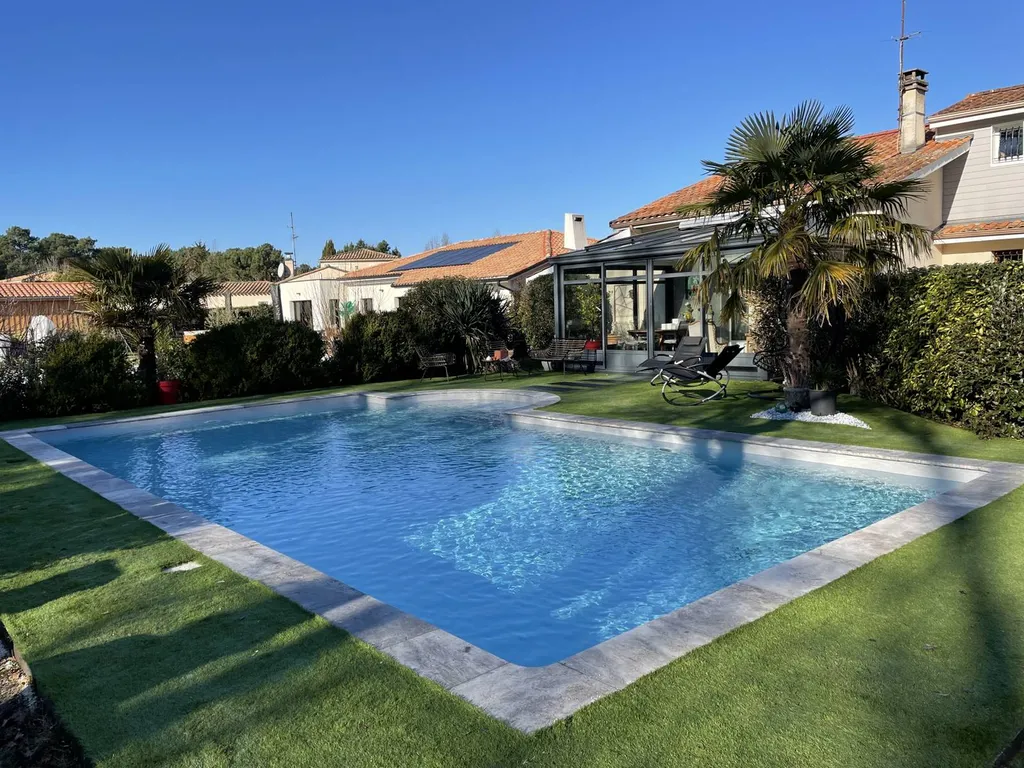 Acheter des margelles en travertin gris sur Bordeaux rive droite