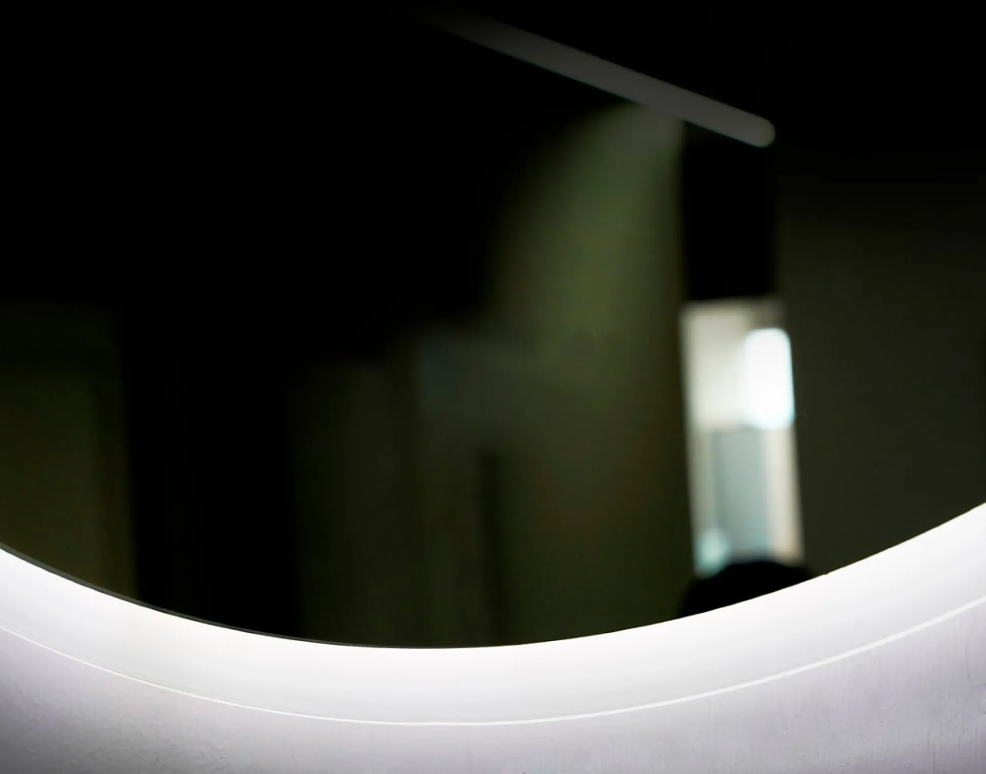 À Rouen, le miroir BÉLGICA s’impose comme un incontournable du design lumineux.