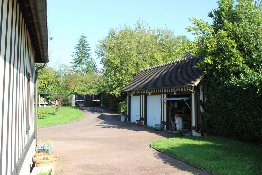 Sur un terrain dominant la vallée, vends maison normande de construction récente proche Cabourg en Normandie