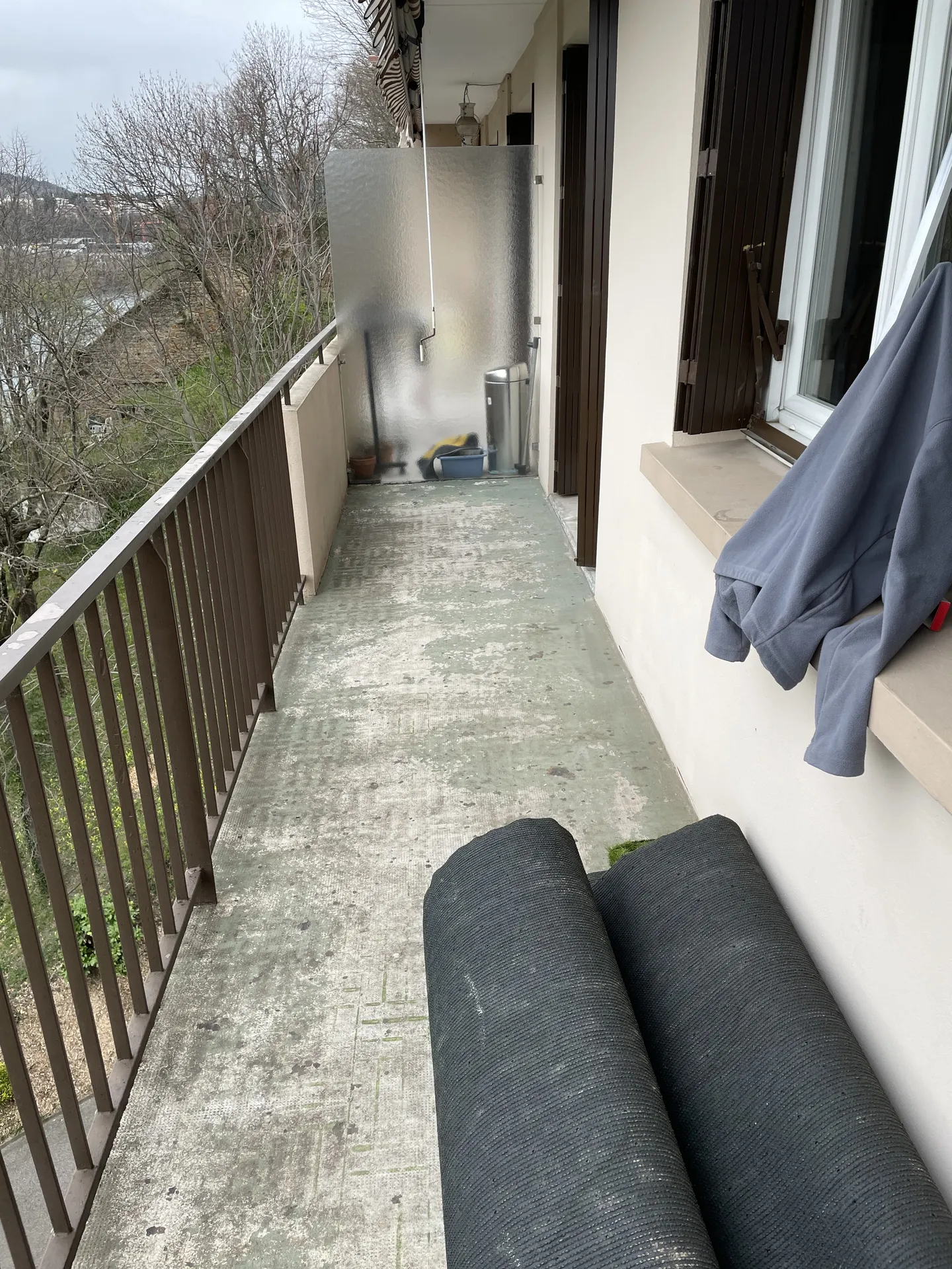 Travaux d’aménagement de balcon avec pose de gazon synthétique à Lyon Croix-Rousse (Rhône – 69), pour créer un espace extérieur naturel en milieu urbain