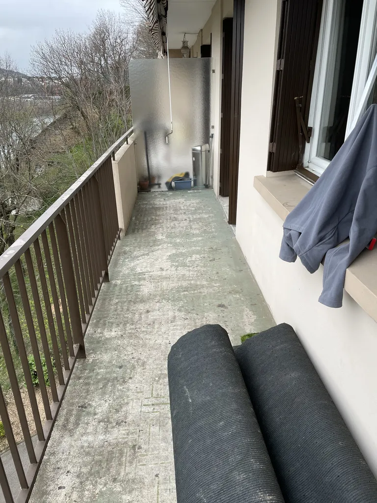 Travaux d’aménagement de balcon avec pose de gazon synthétique à Lyon Croix-Rousse (Rhône – 69), pour créer un espace extérieur naturel en milieu urbain