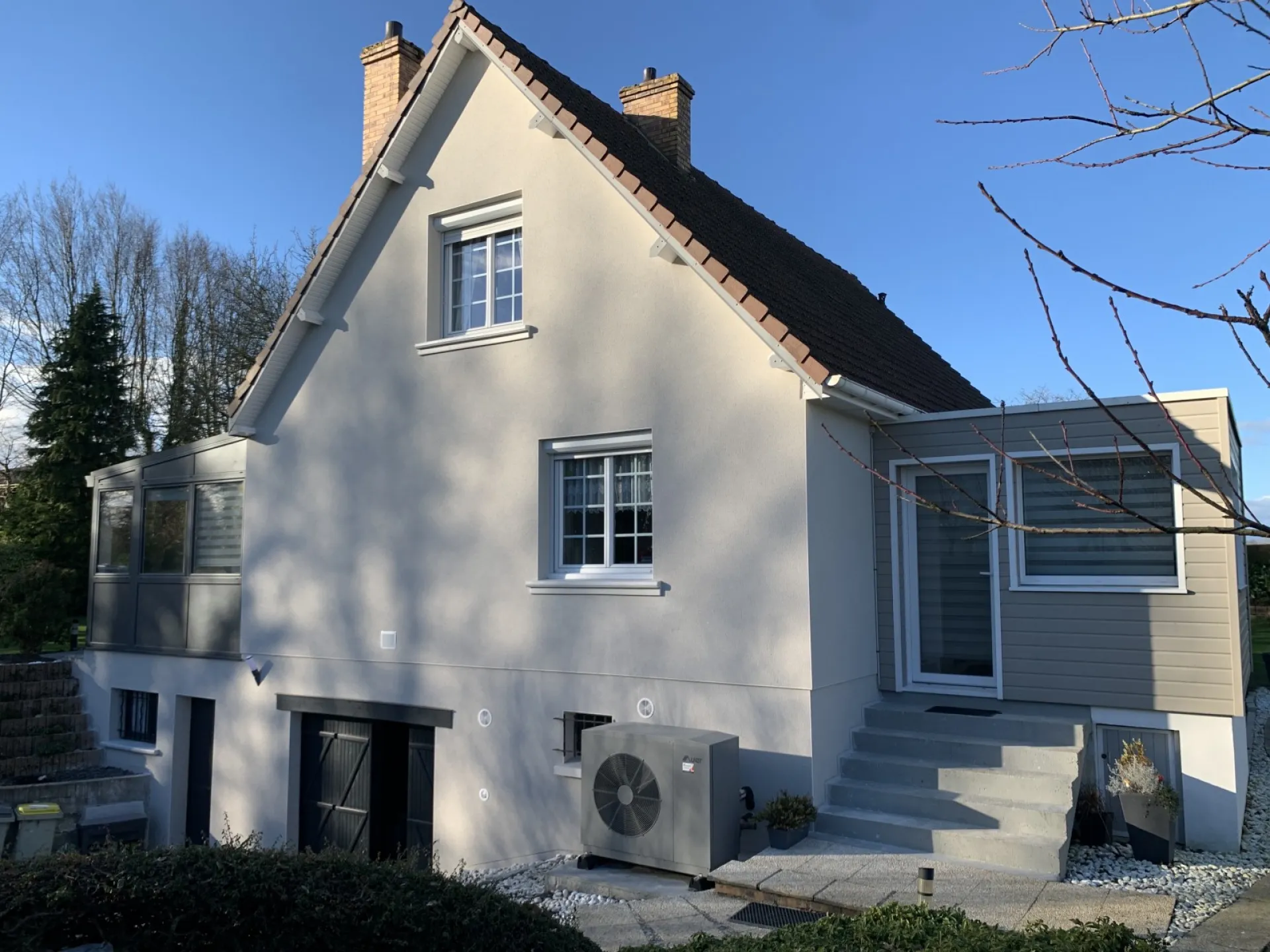 Réparation d’une fissure de façade avec ravalement projeté et sous-enduit fibré entreprise Le Havre 76