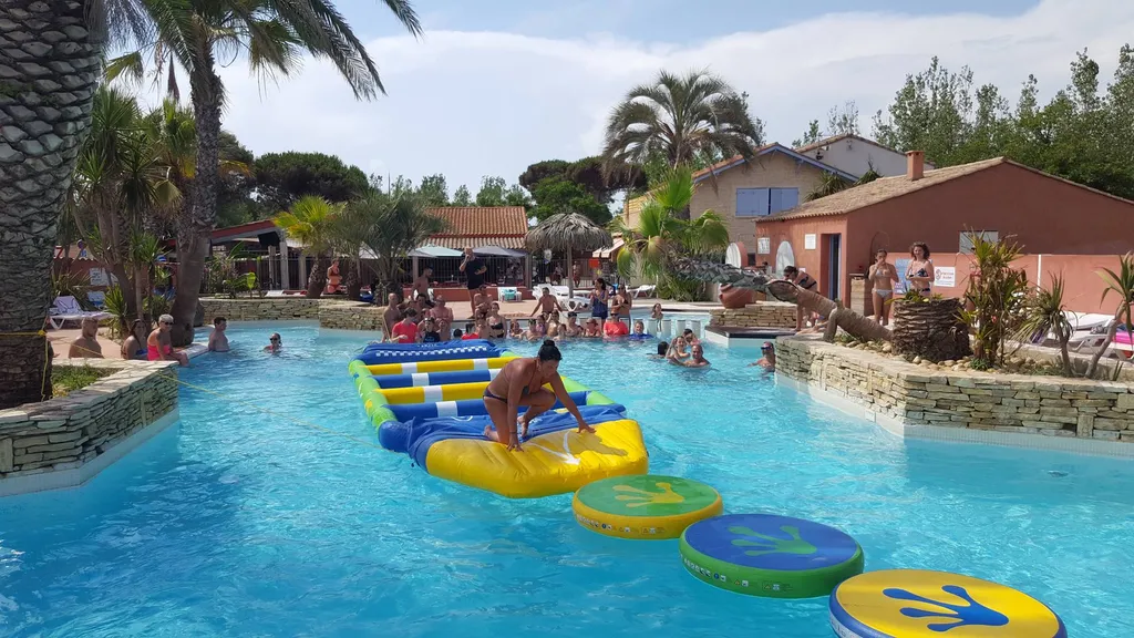 camping et piscine avec parc aquatique en bord de mer à Vias Plage