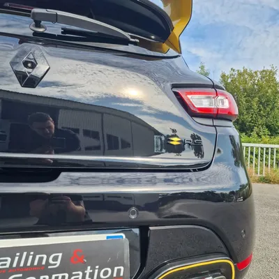 Rénovation detailing automobile complète avec polissage One Step, finitions sportives et rénovation intérieure près de Saint-Lô