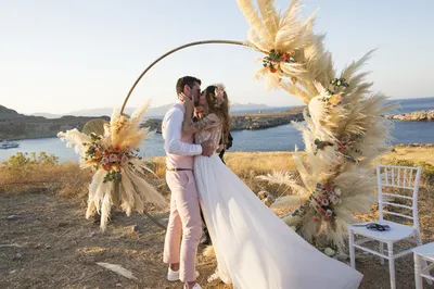 Mariage à Lindos en Grèce avec cérémonie pieds dans l’eau face à la mer Égée